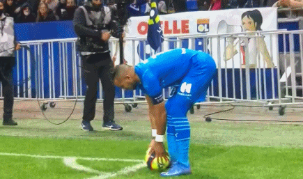 女友：差点因奥尔莫嚼口香糖声音大而搬家，若分手真得上头条（女友爆料：险因奥尔莫嚼口香糖太响搬家，真分手准上头条）